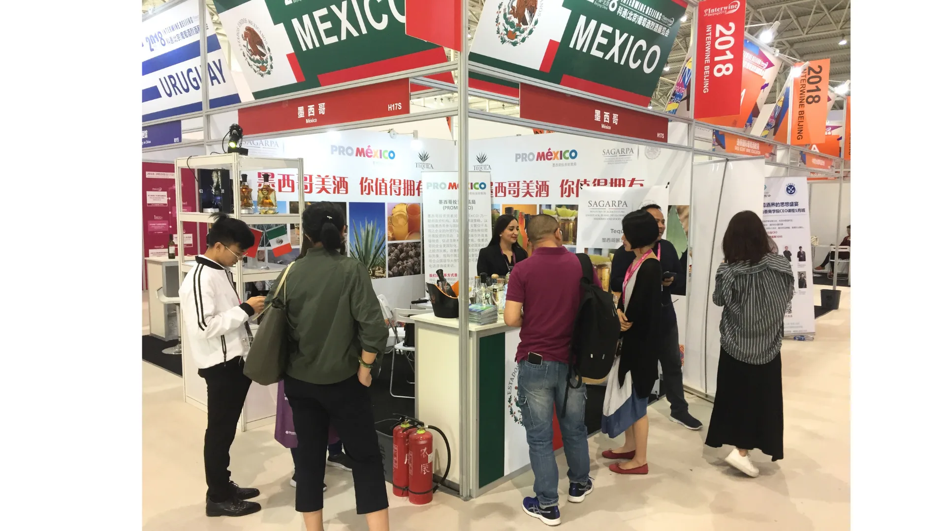 Visitantes en el pabellón de México de una feria comercial en China